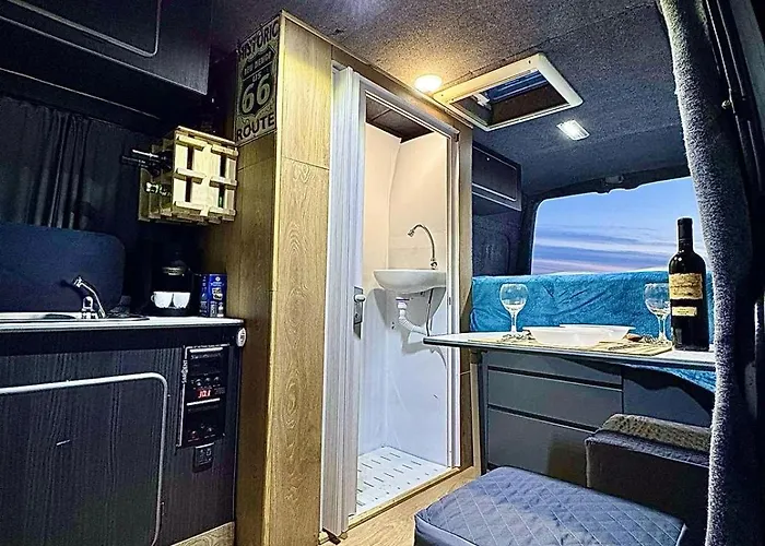 Leoventure Campervan 船屋 地拉那