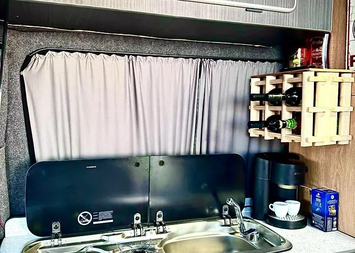 Leoventure Campervan * 地拉那