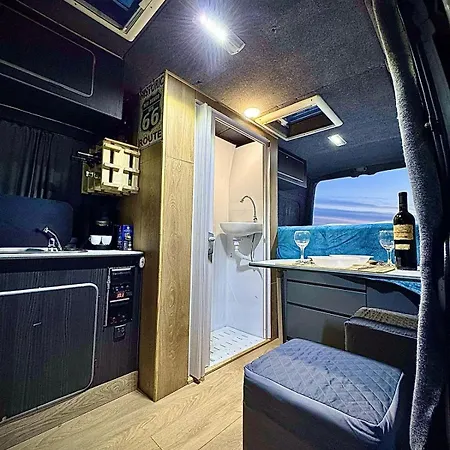 Leoventure Campervan Hotel na wodzie Tirana