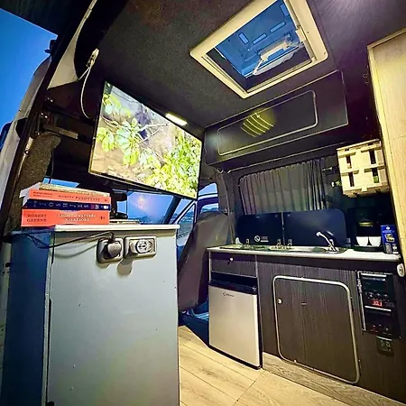 보트호텔 Leoventure Campervan 티라나