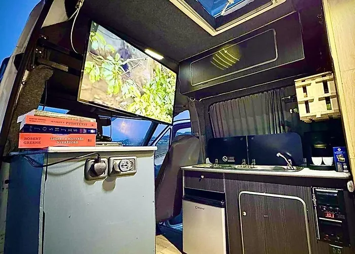 船上ホテル Leoventure Campervan ティラナ